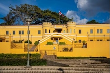 Musée national de san josé façade jaune