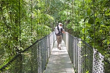 Promeneur sur les ponts suspendus de l'Arenal
