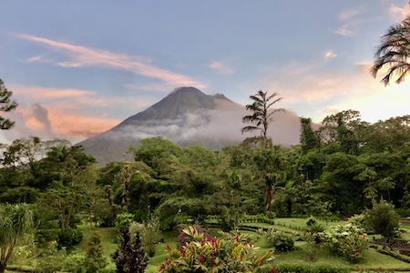 Vue du volcan Arenal au coucher du soleil