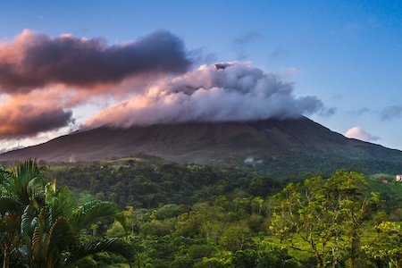 Promeneur sur les ponts suspendus de l'Arenal