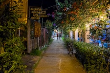 Vue nocturne rue principale de Tortuguero