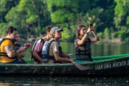 Groupe de touriste en balade en canoe sur les canaux de tortuguero