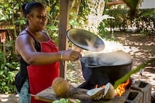 Femme cuisine le rice and beans a cahuita au costa rica