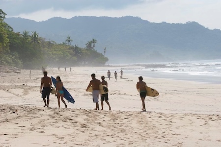 Surfeur à Santa Teresa