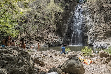 Baignade toursites a la cascade de Montezuma