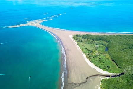 Vue aérienne du parc marino ballena et la queue de la baleine