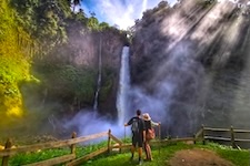 Promeneur au pied de la cascade del Toro Amarillo a Bajos del Toro