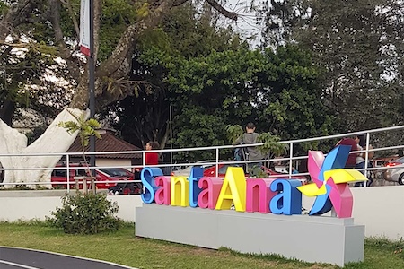 Nom de la vilel de Santa Ana en lettre coloré en 3D