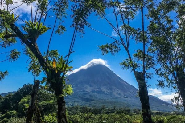 L'Arenal, le colosse à la couronne de nuage