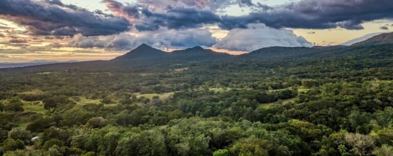 Vue aérienne du volcan Rincon de La Vieja et du parc national de Guanacaste, au Costa Rica