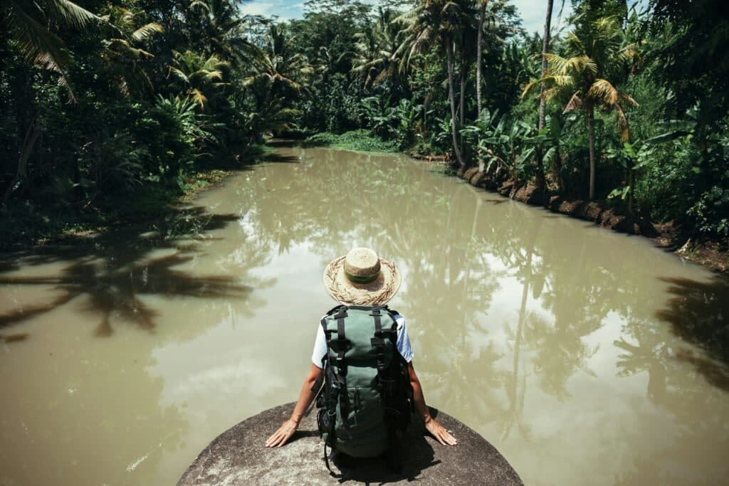 Femme en voyage en solo au Costa Rica, assise près de la mangrove de Sierpe