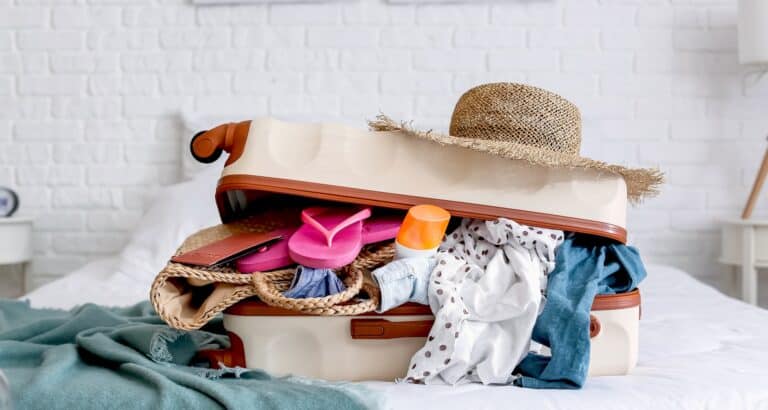 Valise en vrac sur un lit