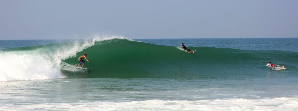 Surfaur dans une vague au Costa rica