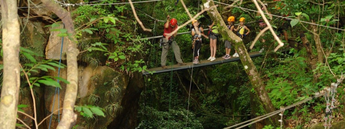 Canyoning et descente en rappel a l'hacienda Guachipelin au Costa Rica