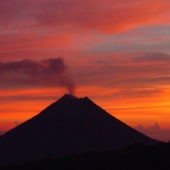 volcan arenal au coucher du soleil