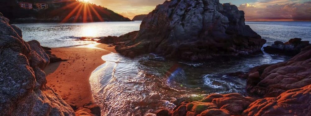 Coucher de soleil plage rocher au Costa Rica