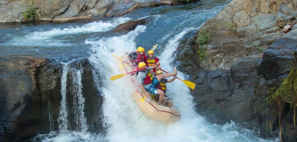 Groupe de réacteur entre deux rochers au costa rica