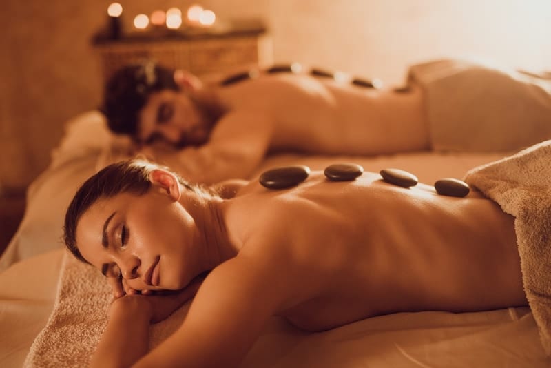 massage couple pierres chaudes spa is 2