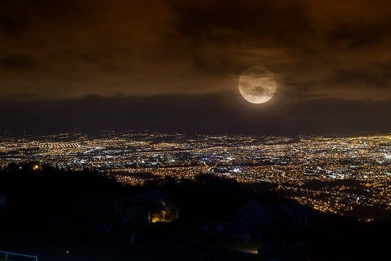 Plein lune au-dessus de San José