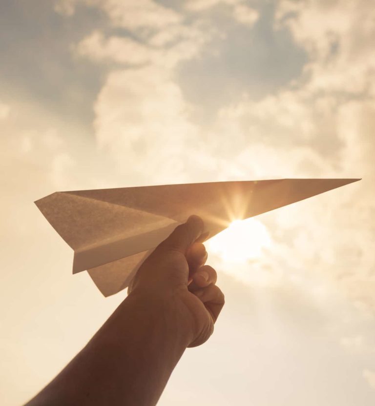 avion papier main soleil 1