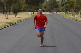Edwin Ibarra : l’ultra marathonien qui parcourra pieds nus 200 km entre les volcans