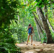 Randonnée jungle femme au Costa Rica