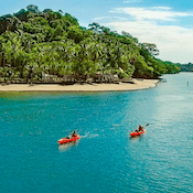 kayak au costa rica sur mer turquoise