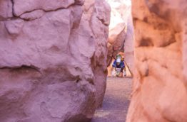 Un alpiniste tico expose un canyon avec un mur de pierre rouge à Puntarenas