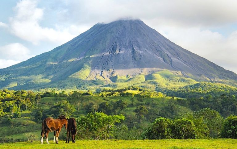 paysage volcan arenal chevalis costa rica decouverte