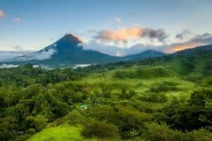 paysage volcan arenal nuage is costa rica decouverte petit fute 2