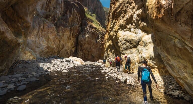 randonneurs marchant dans un canyon par une chaude journée ensoleillée au Costa Rica.