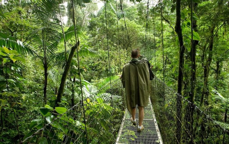 personnage pluie pont suspendu poncho is