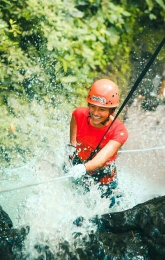 Sport canyoning arenal desafio