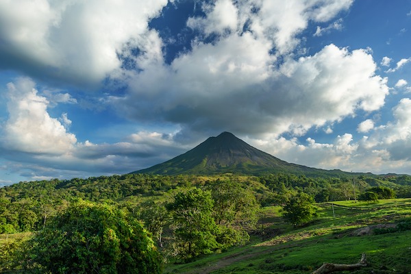 paysage volcan arenal nuage pxb