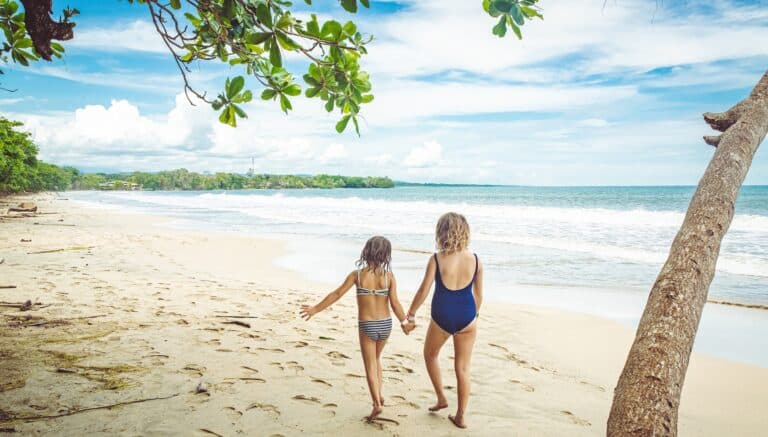 deux fillettes marchant sur une plage déserte du Costa Rica