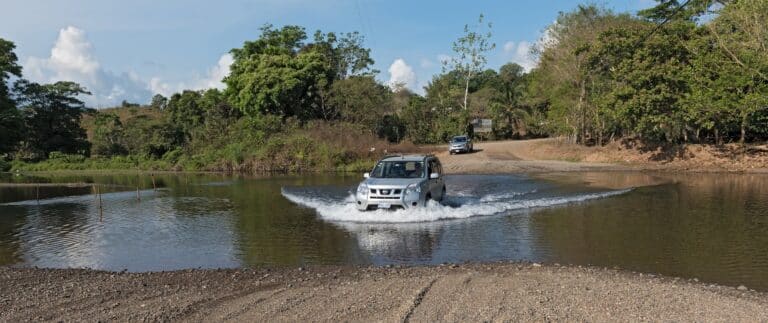 4x4 traverse une rivière dans une guet au Costa Rica