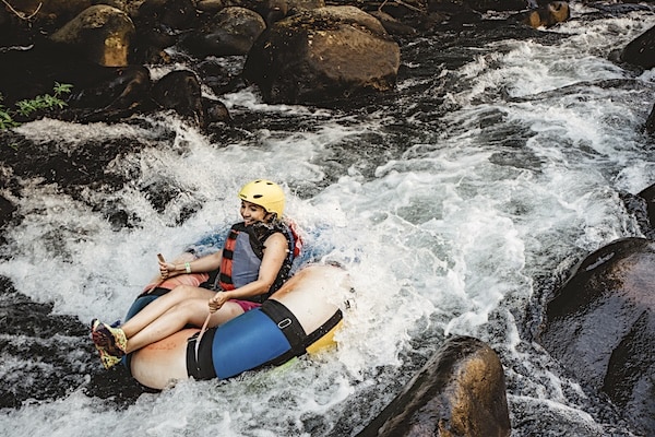 Tubing sur un rivière au Costa Rica, ludique en famille