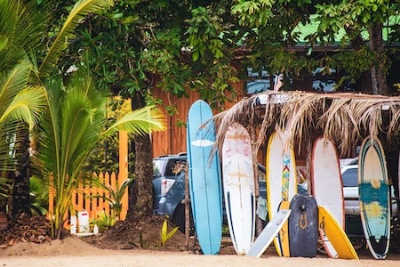 Surf sur la plage caraïbes au Costa Rica