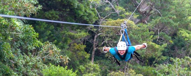 Tyrolienne homme en position de Superman au Costa Rica