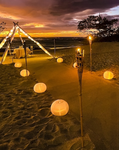 Plage illuminée pour un dîner en amoureux au Costa Rica