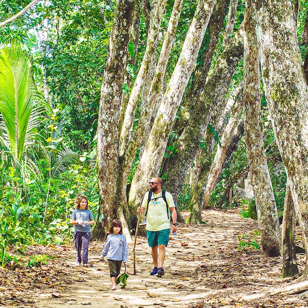 Père et ses filles en vacances au Costa Rica