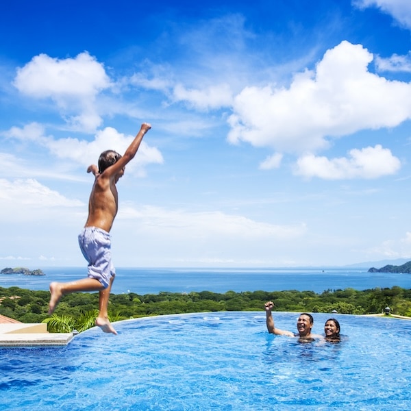 Enfant heureux suâtes dans une piscine