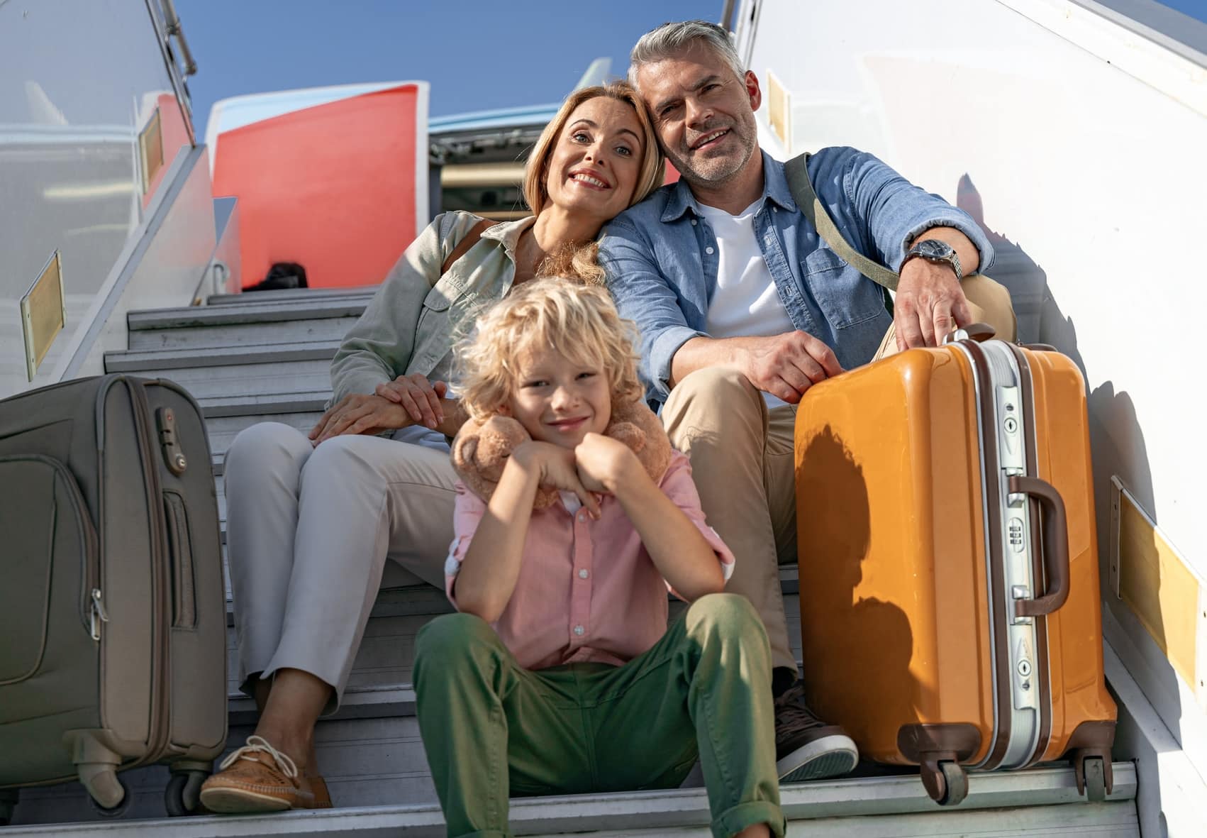 personne-souriante-fatigue-avion-famille