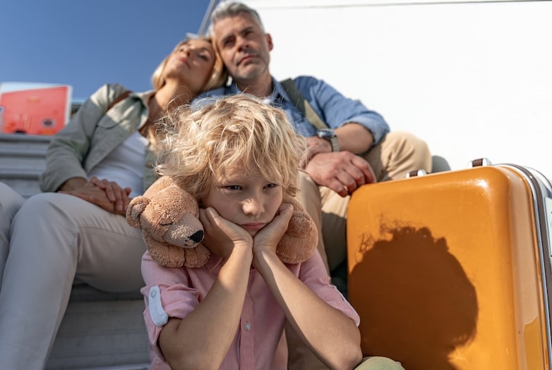 Famille fatigué à la sortie de l'avion