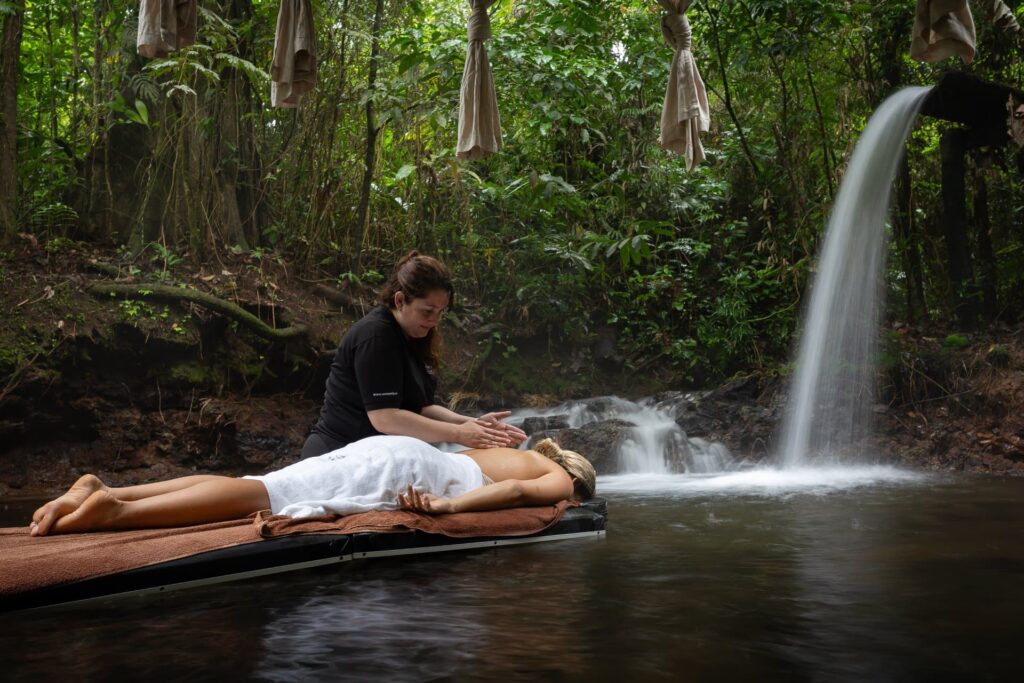 Massage dans la jungle sur matelas flottant
