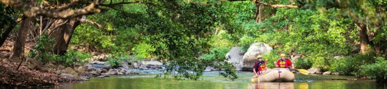 Le rafting au Costa Rica sur une rivière clame