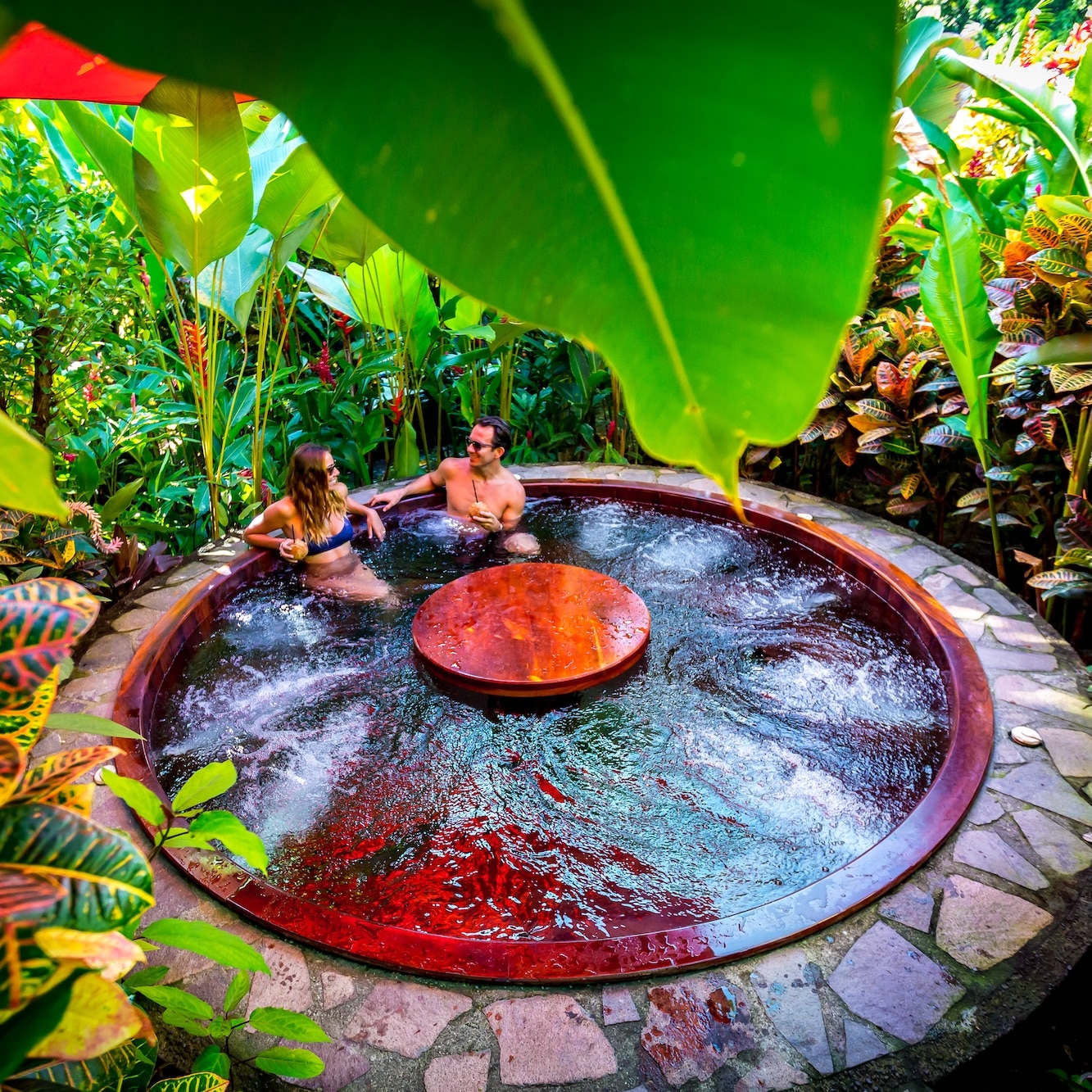 Détente dans un jacuzzi dans la jungle en amoureux