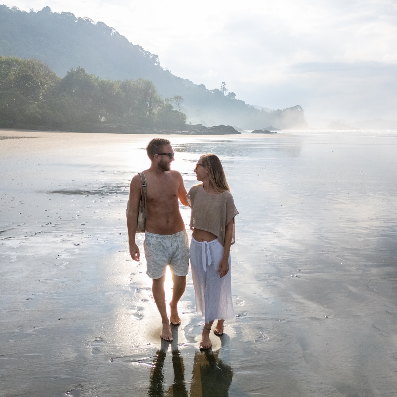 Couple amoureux sur une plage au costa rica