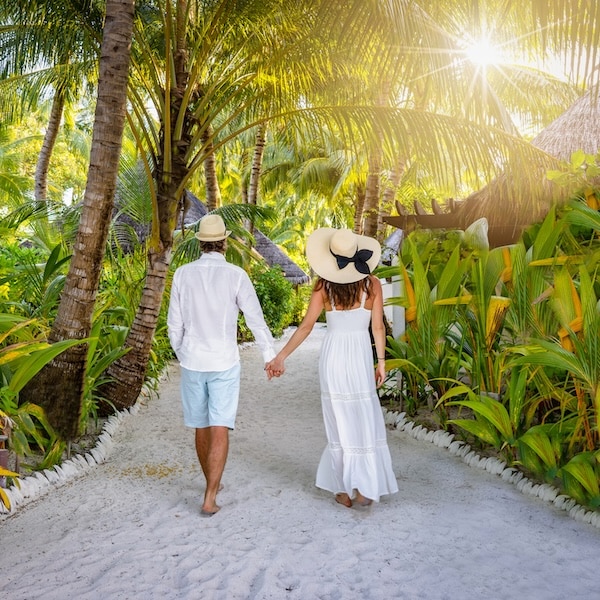 Promenade tropicale couple en lune de miel